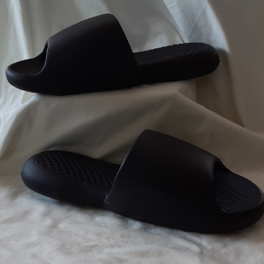 Black Sandals with Modern Comfort and Style